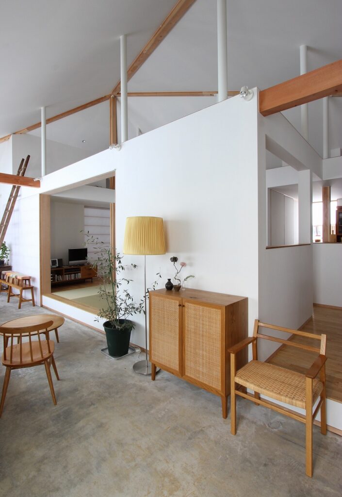空間がつながり合う家具職人の家