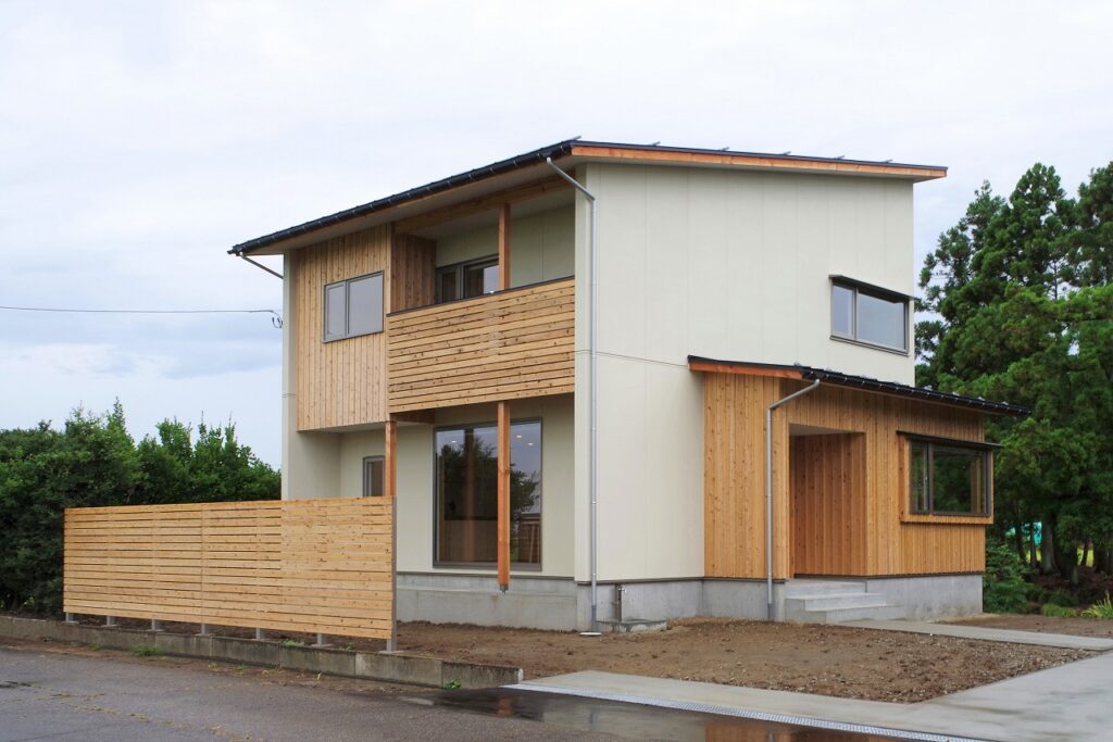 のびやかな風景に建つ片流れ屋根の家