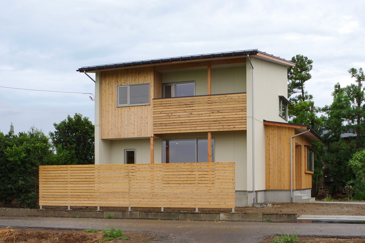 のびやかな風景に建つ片流れ屋根の家