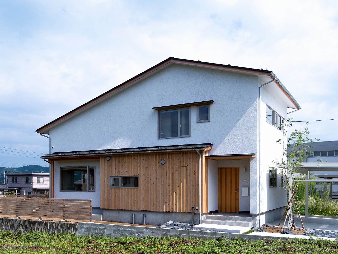 高台に建つ、大屋根の家