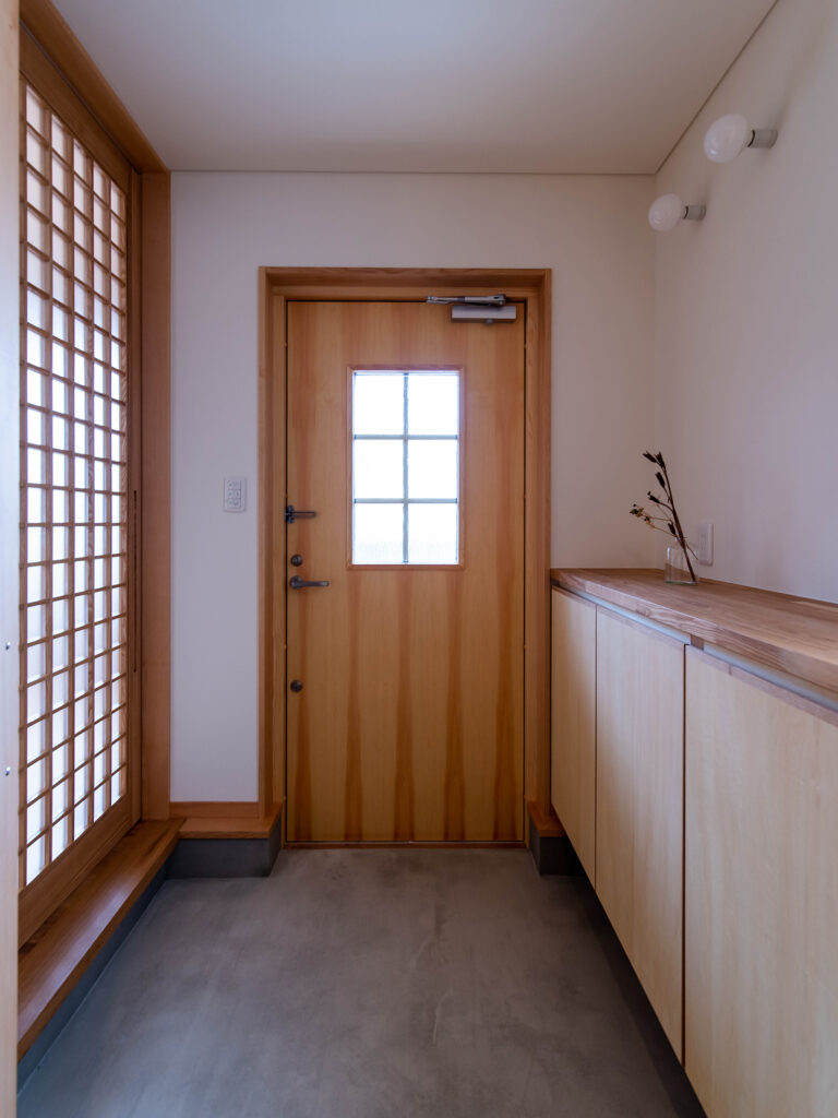 家族の暮らしに沿う、街中の木の家