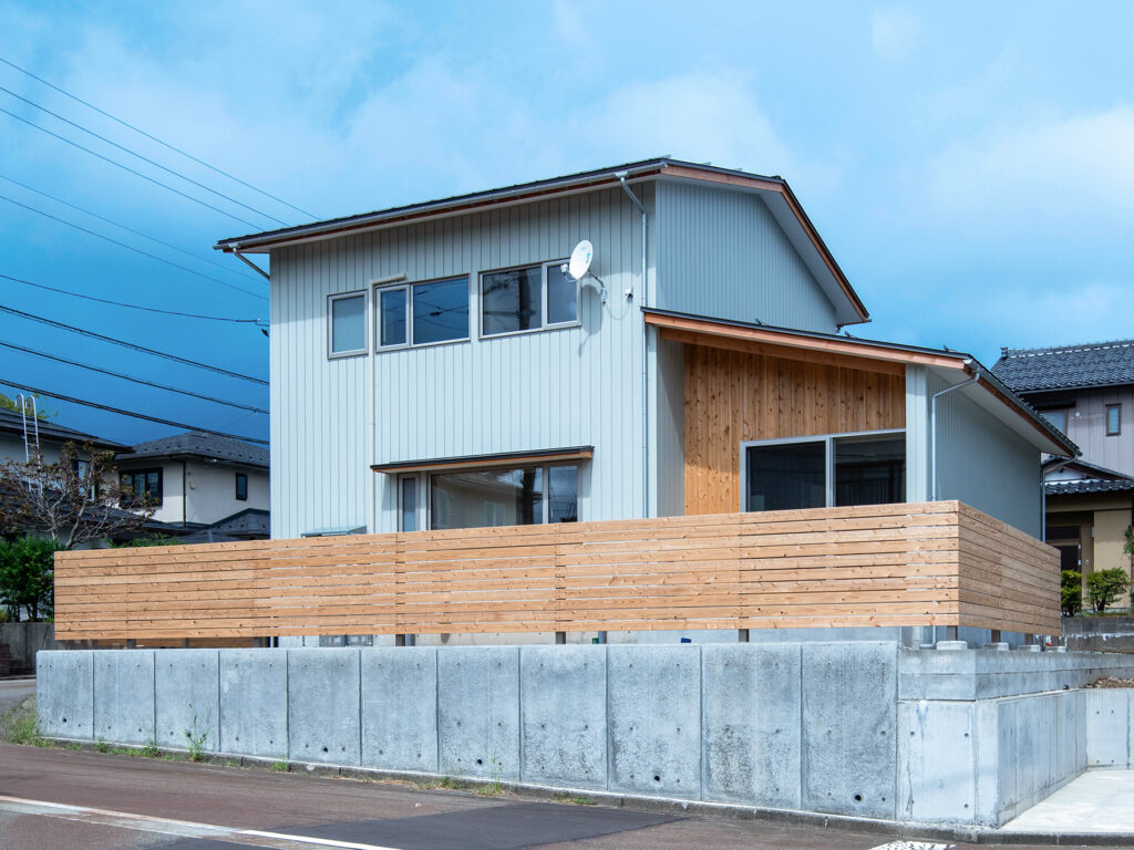 緑深き土地に建つ 小上がりの家