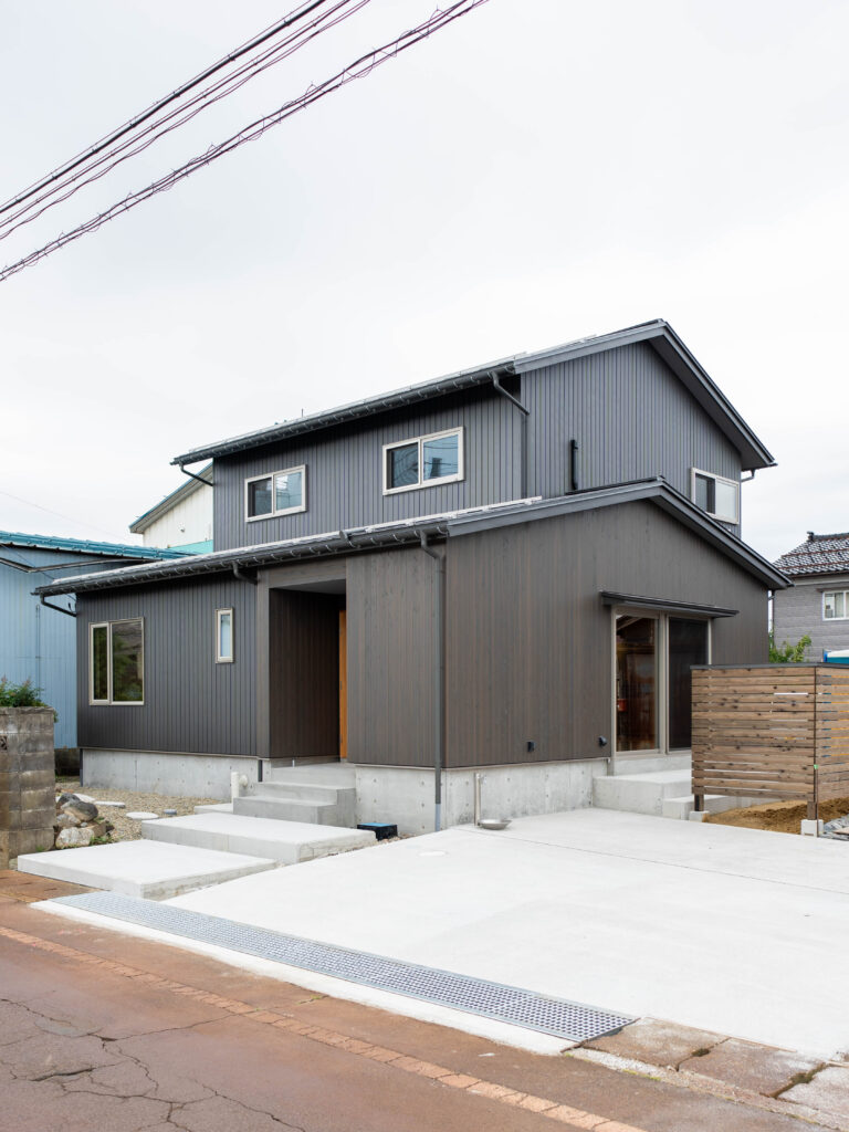 土間と木の温もりが心地よい家