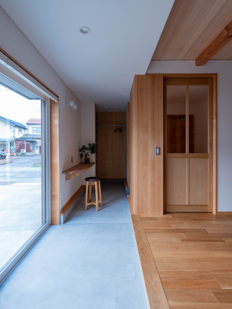 土間と木の温もりが心地よい家