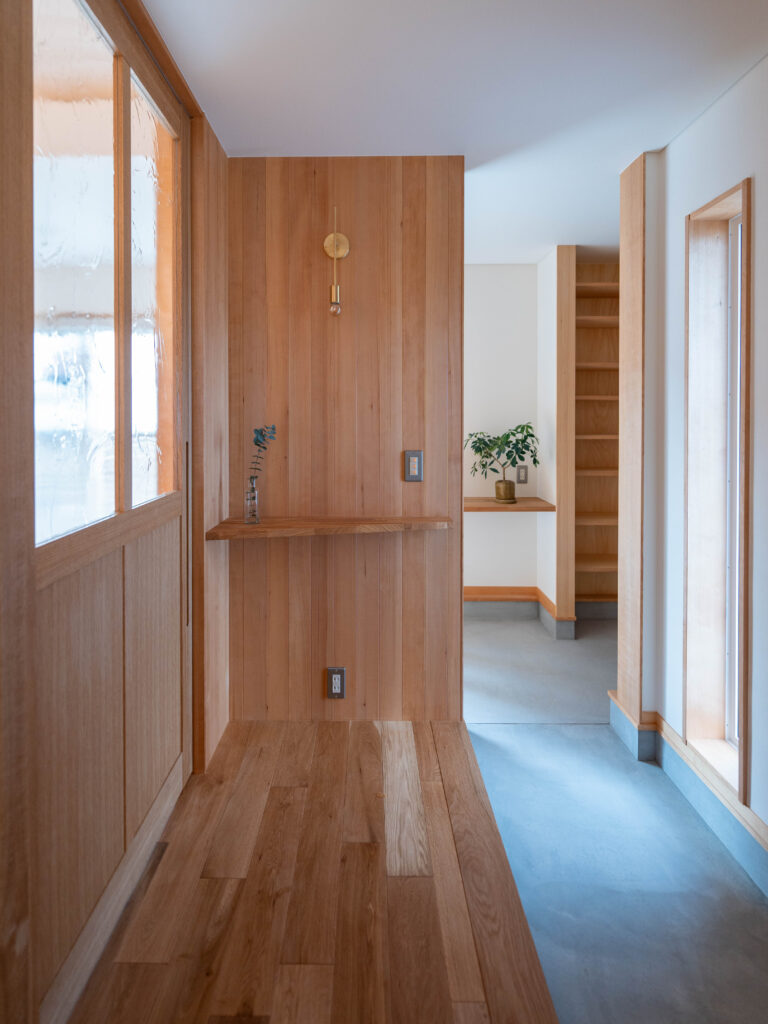 土間と木の温もりが心地よい家