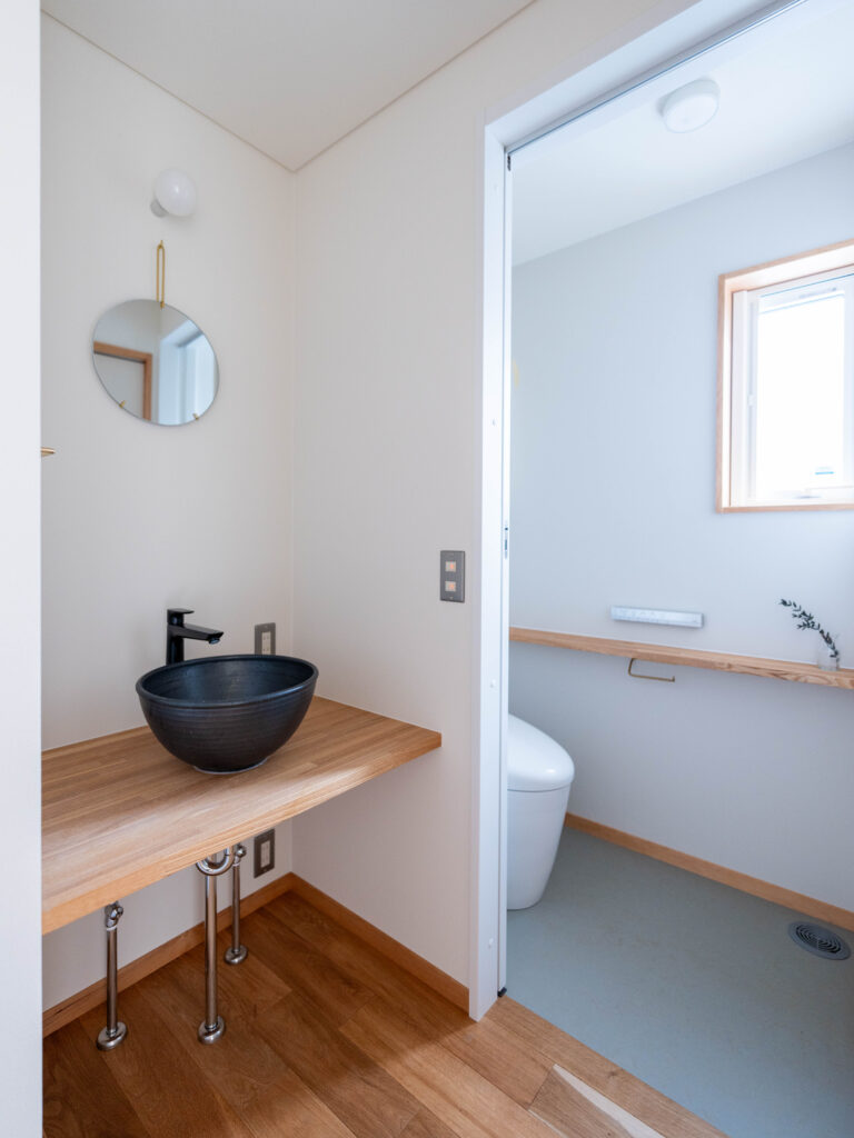 土間と木の温もりが心地よい家