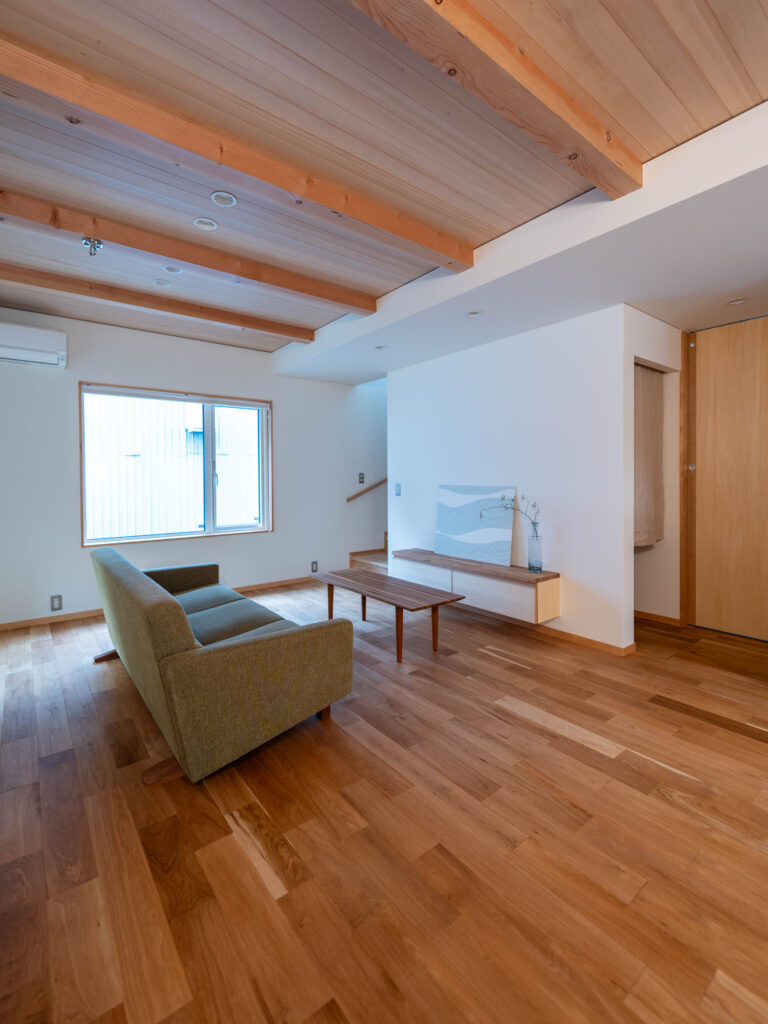 土間と木の温もりが心地よい家