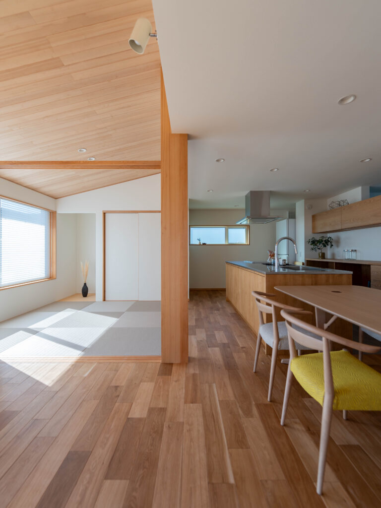 景色と暮らしをつなぐ、開放感と性能を両立した住まい