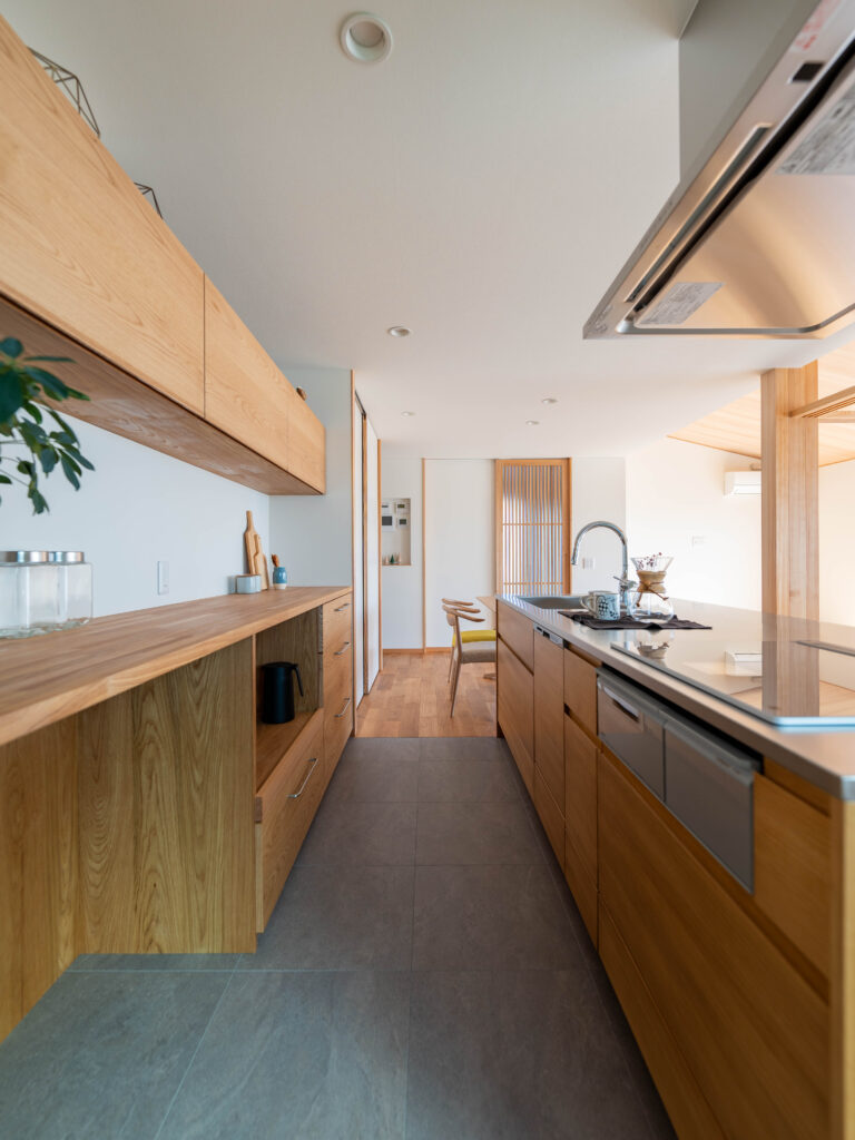 景色と暮らしをつなぐ、開放感と性能を両立した住まい