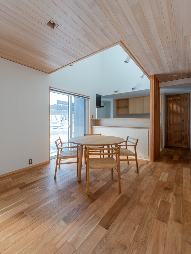 吹抜けの光と小上り畳が心地よい住まい