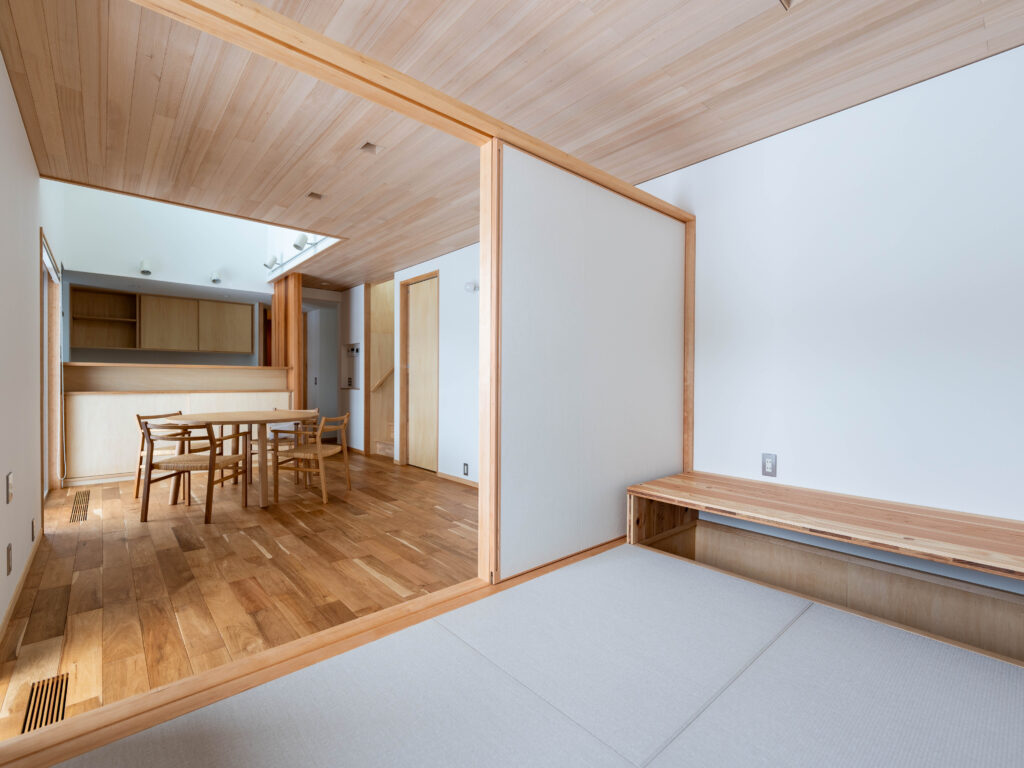 吹抜けの光と小上り畳が心地よい住まい