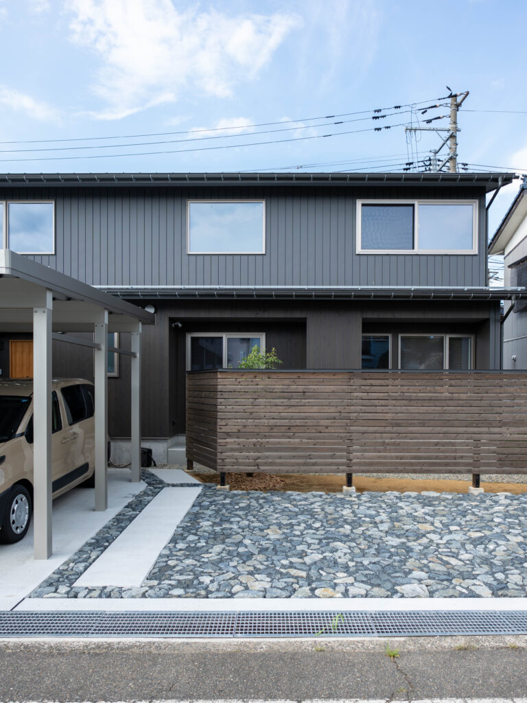 吹抜けの光と小上り畳が心地よい住まい