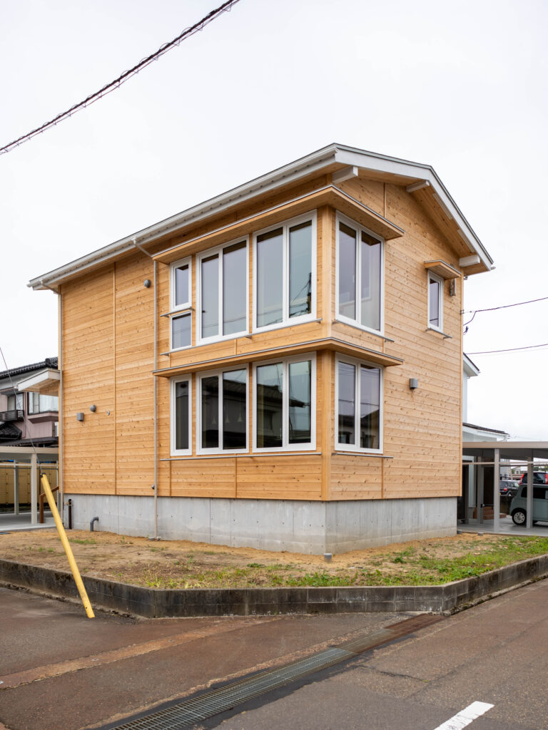 北東角地の光を取り込む 高性能な住まい