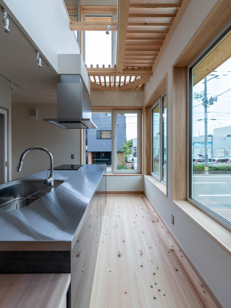北東角地の光を取り込む 高性能な住まい