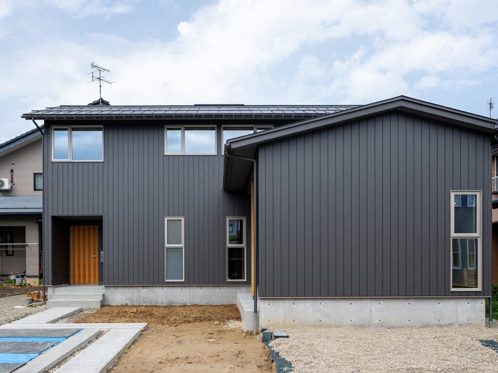 光とゆとりを楽しむL字型の住まい