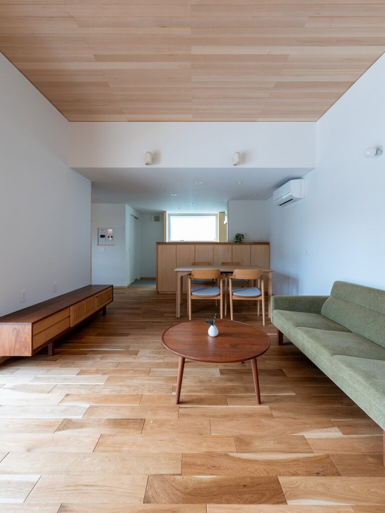 光とゆとりを楽しむL字型の住まい