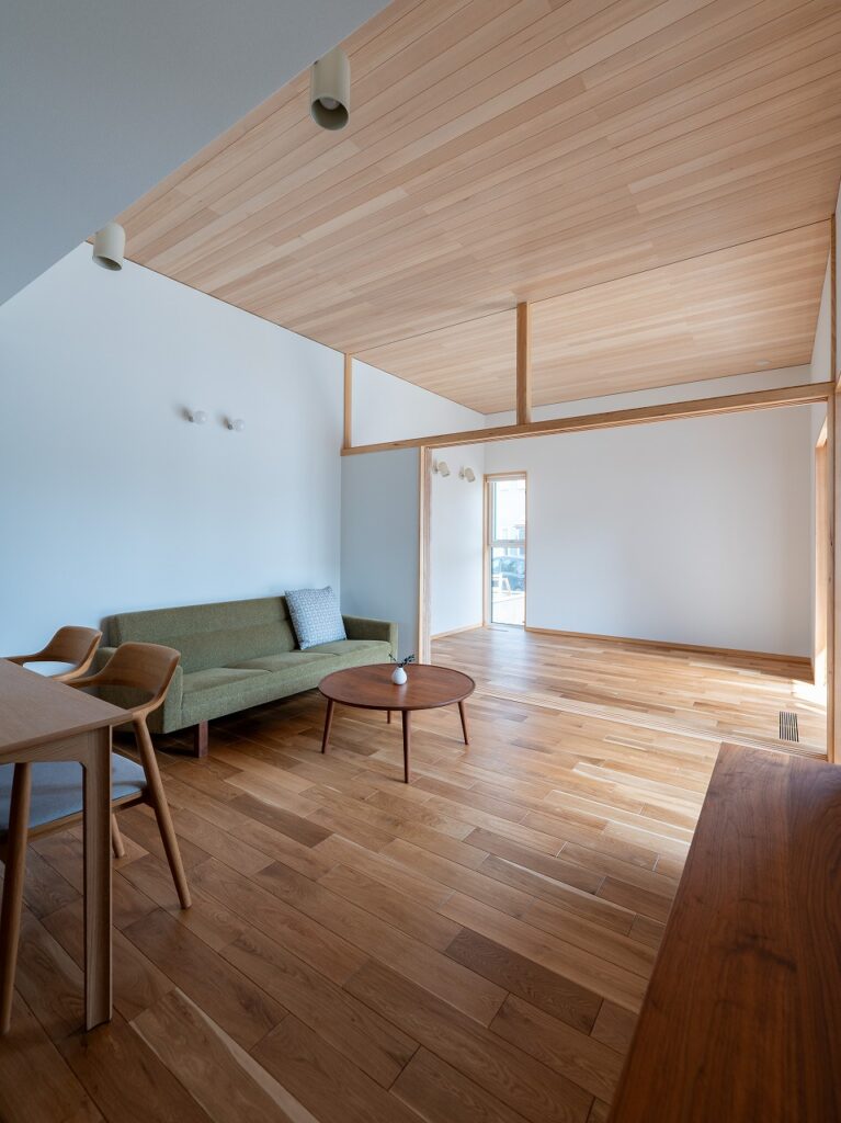 光とゆとりを楽しむL字型の住まい