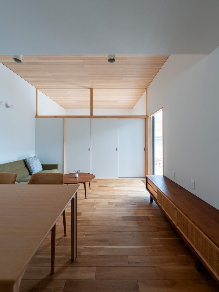 光とゆとりを楽しむL字型の住まい